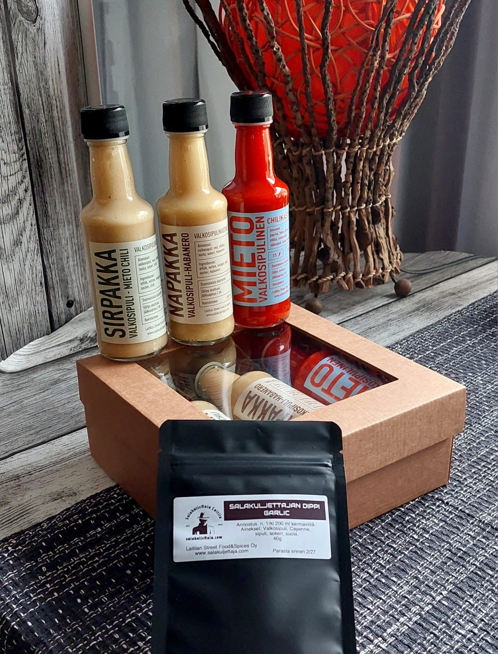 Valkosipulinen lahjapakkaus